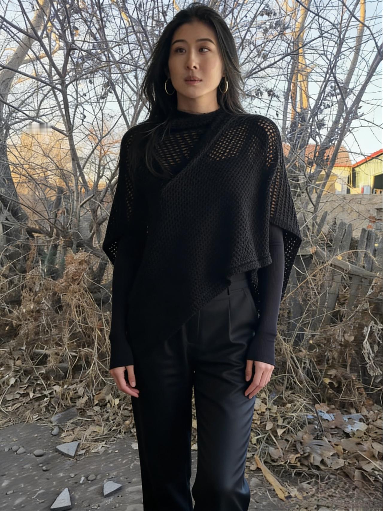 倩影亭亭立村头，晚风拂鬓意悠悠。
遥天渐敛秋光尽，一树寒烟锁暮愁。