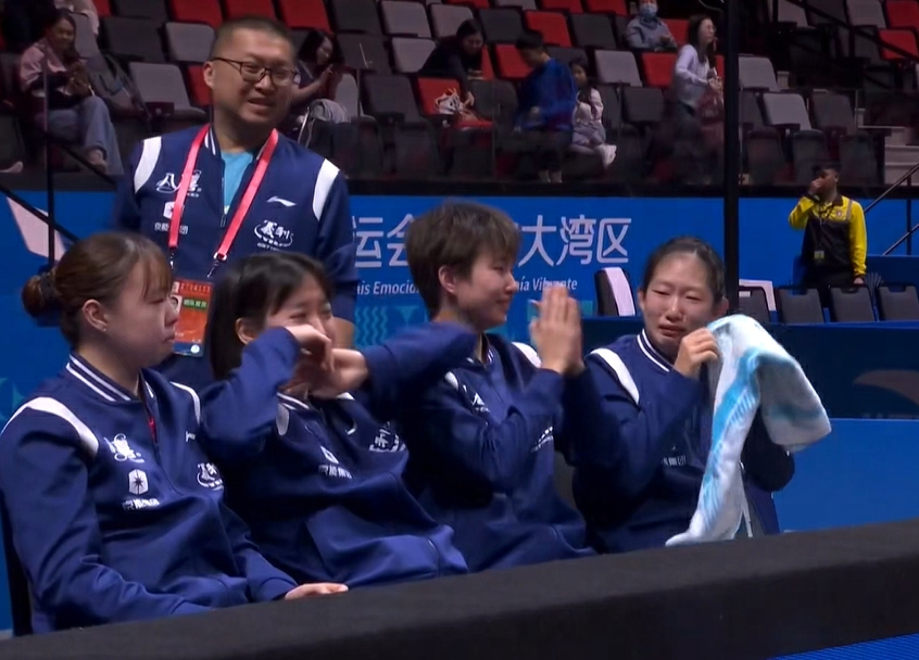 这场比赛绝对跌宕起伏，当最后一球落地，比赛分出胜负，赢球的北京队队员和输球的山东