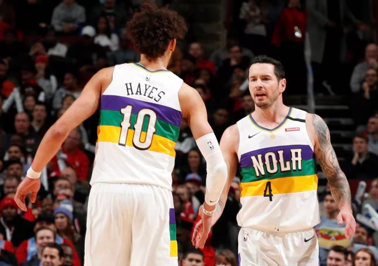 海斯今天接受采访盛赞主教练雷迪克：”我曾是他的队友，现在又成了我的教练，这感觉太