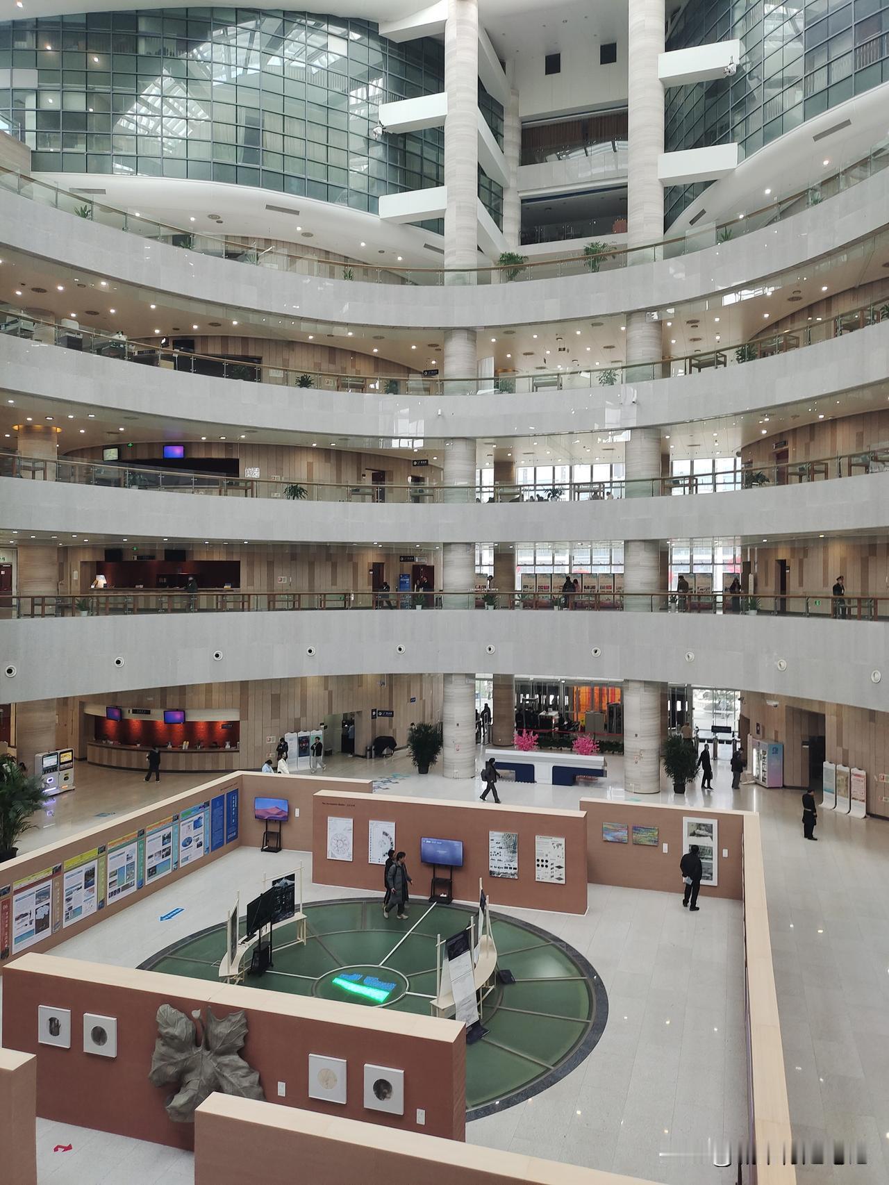 好长时间没有去湖北省图书馆了。图书馆对面竖的高楼，太压抑了。