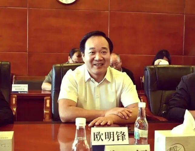 【琅河财经】喜欢打牌喝酒的领导，10月4日，本来是休息时间，昆明市纪委也有人加班