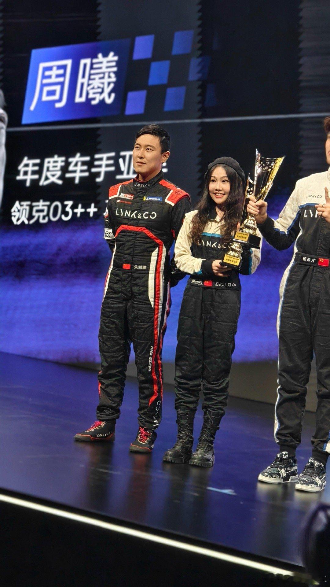 我也是拿「年度车手亚军」的人了！第一次跑全年赛车，从前几场跑得很挣扎甚至撞车退赛