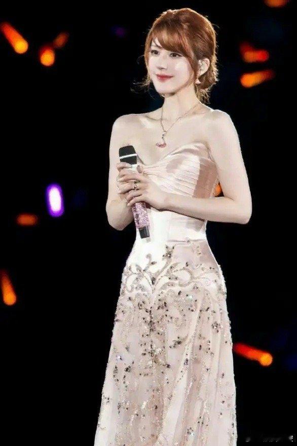 星光大赏是赵露思复出首秀如果这次出席活动能红毯压轴，且带来大牌高定的曝光，不管对