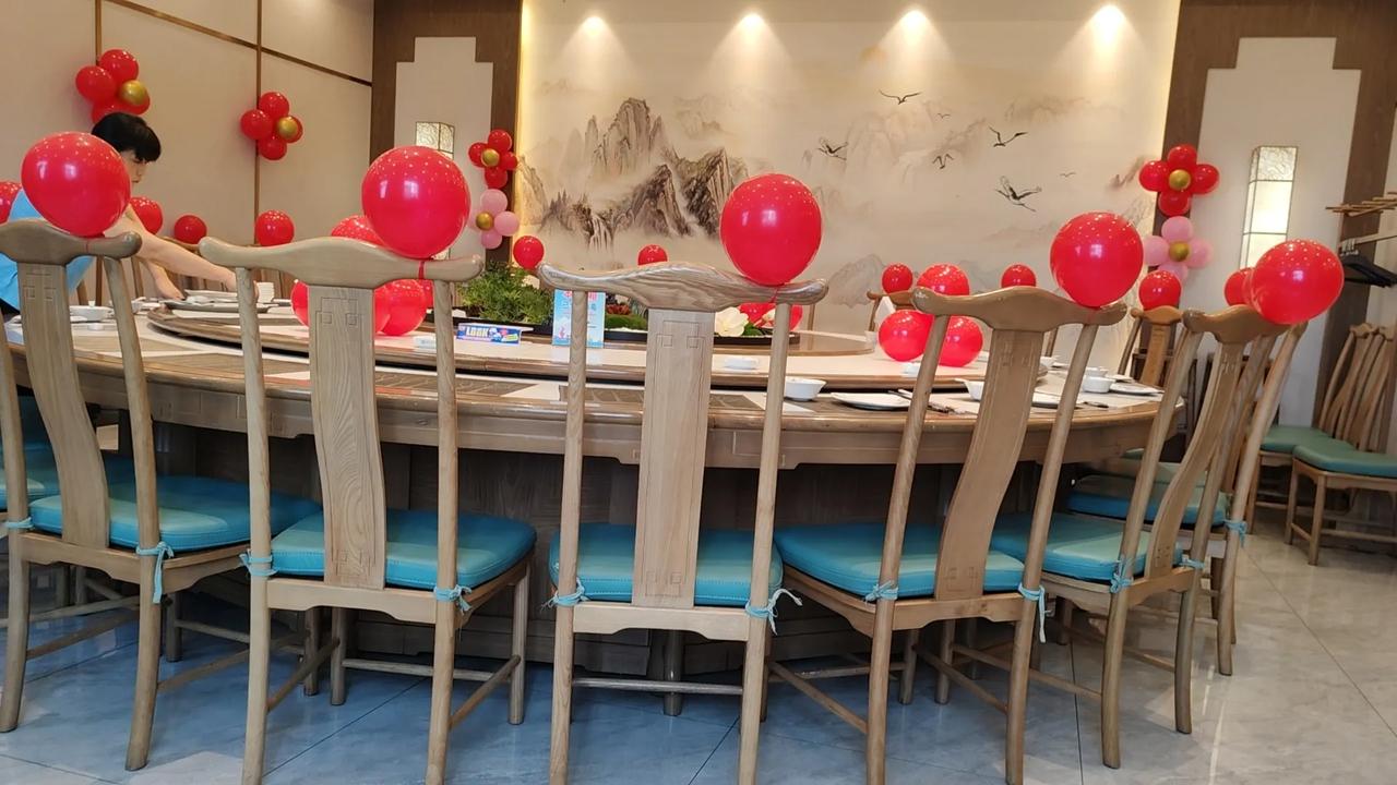 红桌绿椅迎宾客，祝福飘香满庭开。