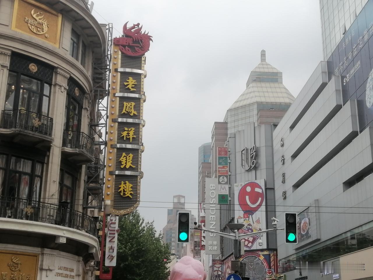 一条南京路，半部上海史。虽然在历史的厚重感上，上海没有西安、北京、洛阳、南京厚重