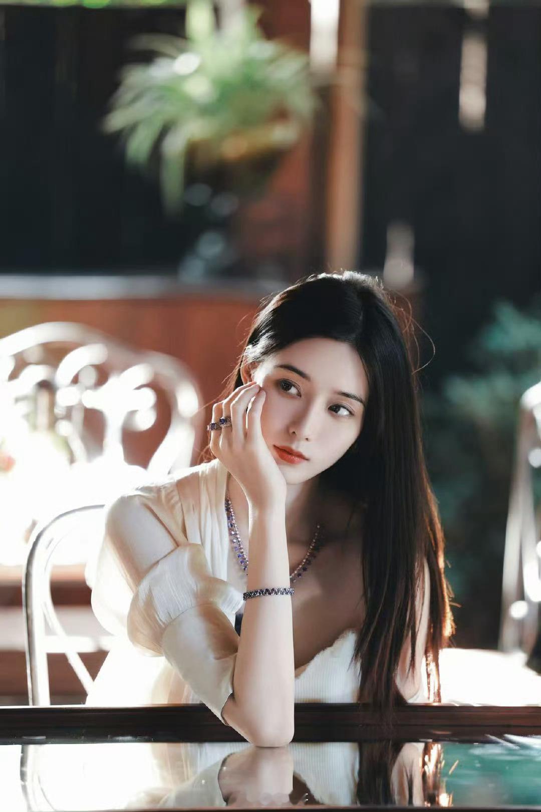 徐艺洋喊话黄子韬宝石好看不啊呀，这次居然是徐艺洋主动喊话黄子韬撒狗粮啊！徐艺九宫