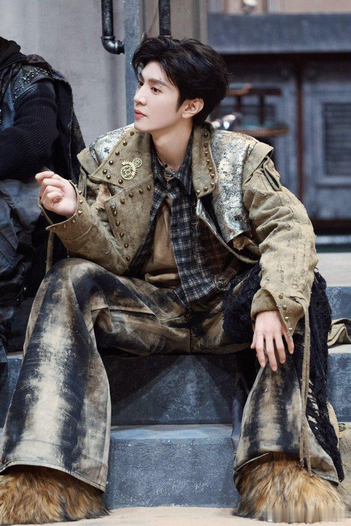 大侦探黑车大劫案陈哲远这废土风造型真的绝了，眉骨钉野性的破碎感拉满，满满的故事感