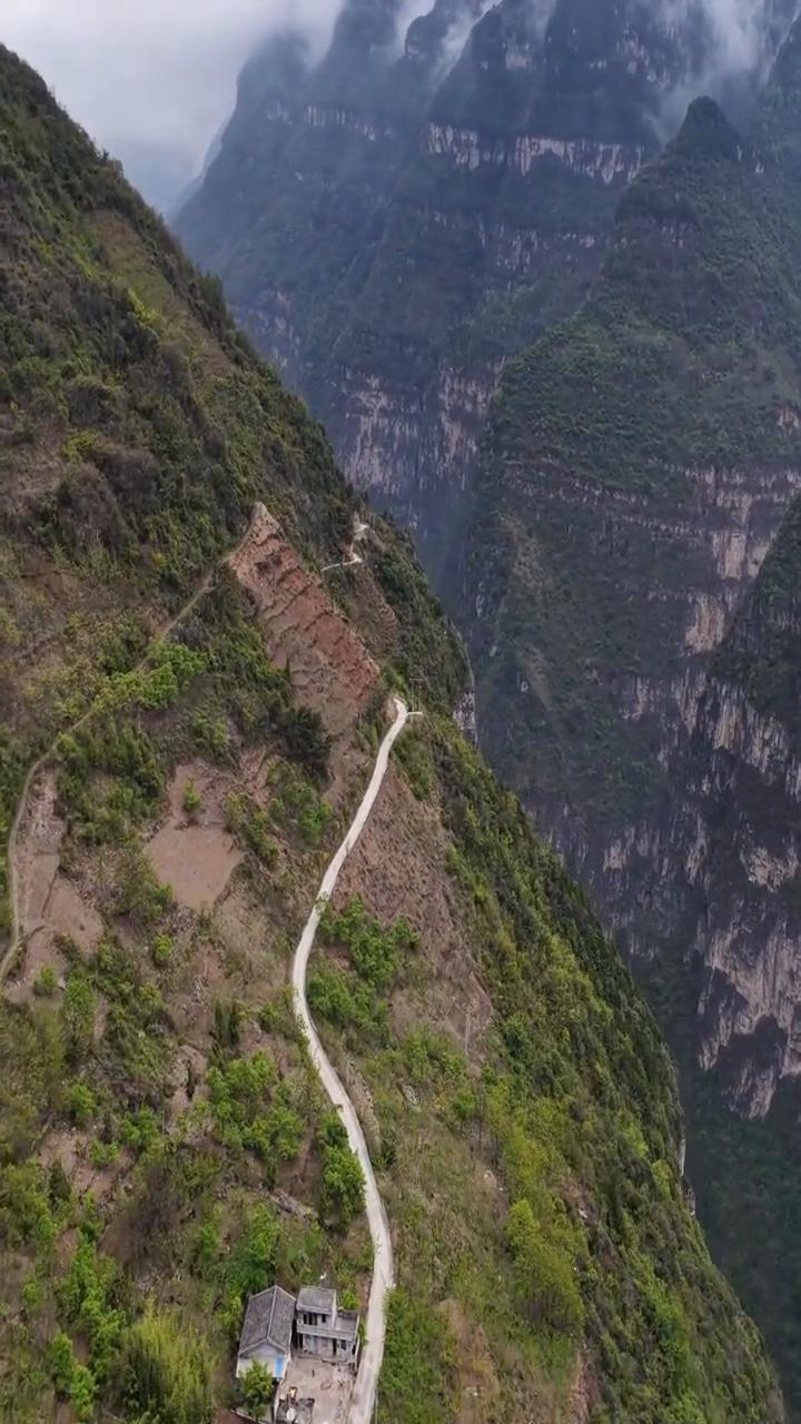 回家的路。
悬崖村，又一村。