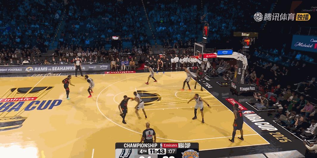 马刺尼克斯末节的一个回合。布朗森运运运没打出什么战术拔了，打铁，米切罗篮板。克拉