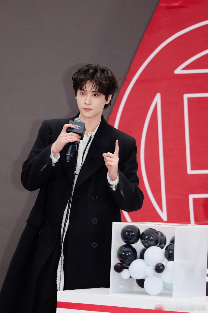 田栩宁举手投足间尽显从容田栩宁的现场图田栩宁的现场图，田栩宁举手投足间尽显从容，