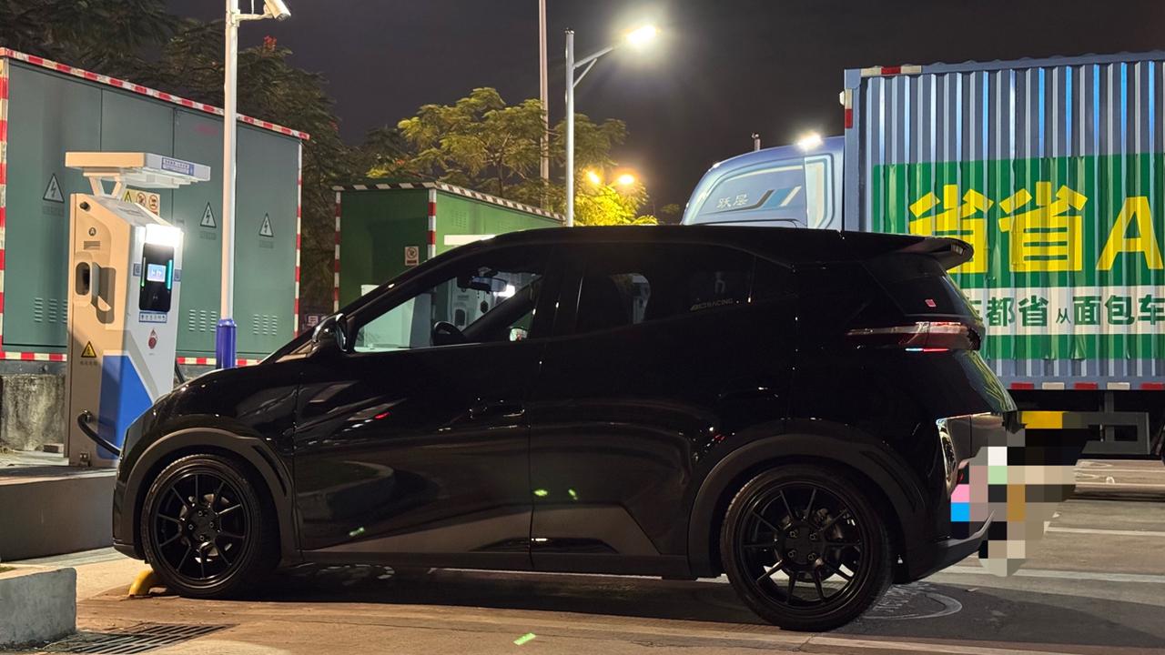 目前的姿态可以说是非常好看了
动态部分修正了原装避震过软的问题
高速稳定性提升明