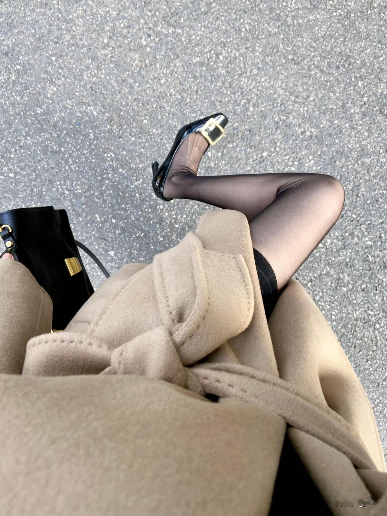 带定位聊本地新鲜事纯欲轻熟风！驼色大衣+黑丝，街拍视角绝了🤎
救命！低头拍这套