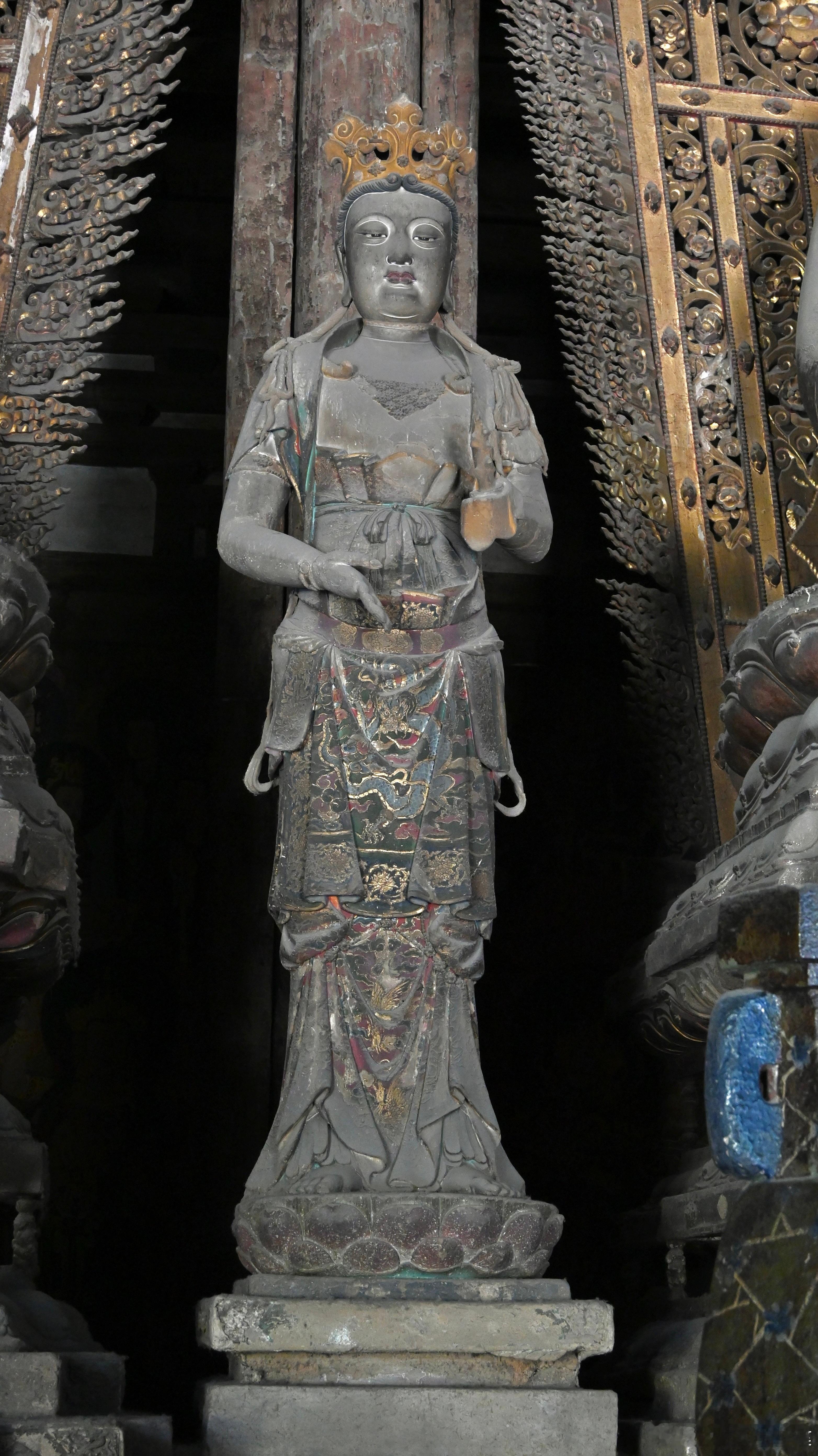 大同善化寺大雄宝殿中央佛坛上的胁侍菩萨·金。#历史##古建筑[超话]# ​​​