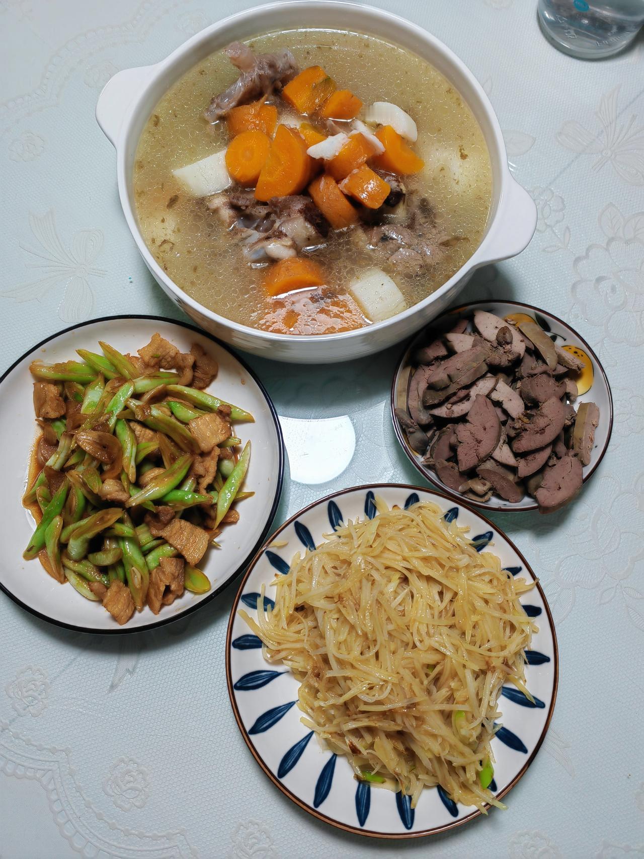 老公这人真是，办了事还不落好，全毁在这张直脾气的嘴上了。

晚上下班，我实在不想