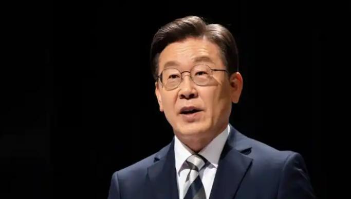 伤痕铸就底气：草根斗士李在明的跌宕人生路 李在明的人生始于底层泥泞，1964年他