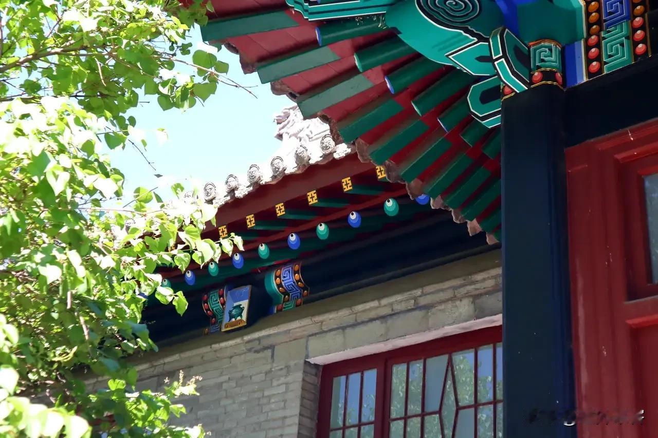 【寺】是怎么由官衙变成和尚住的地方的？“寺”，原指君主身边的侍卫人员，守宫门，打