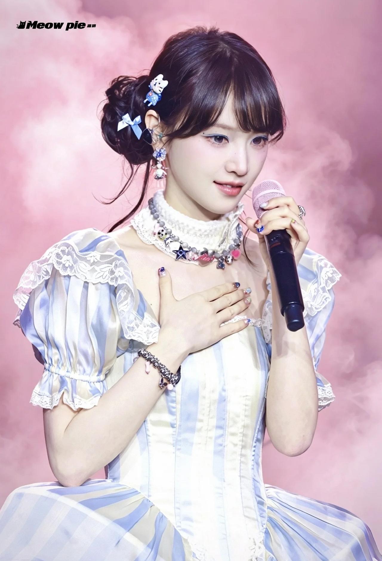 📷路人镜头下的黄灿灿🍰
是徐洁儿姐姐深圳livehouse音乐会的嘉宾
来都