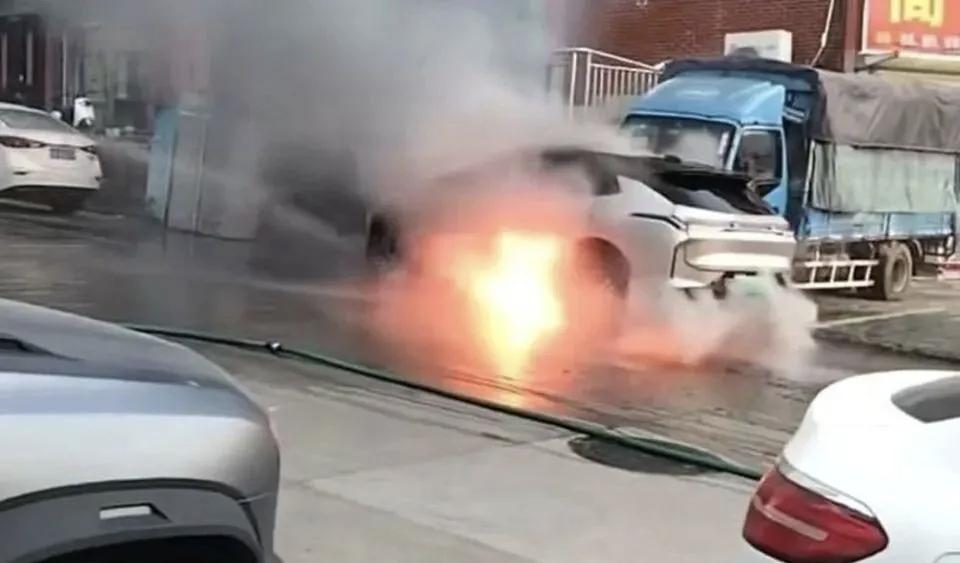 领克08是混动车型，并且具备多项电池智能控温技术。车辆在燃烧前，提示发生过热故障