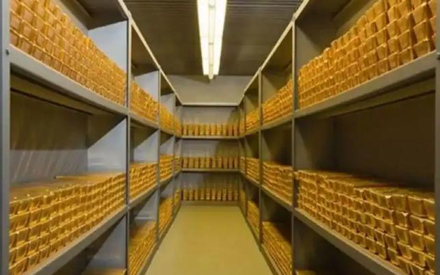 上千吨真金白银搁别人家的保险柜里，换谁心里都犯嘀咕，最近德国政府直接开辩，要把存