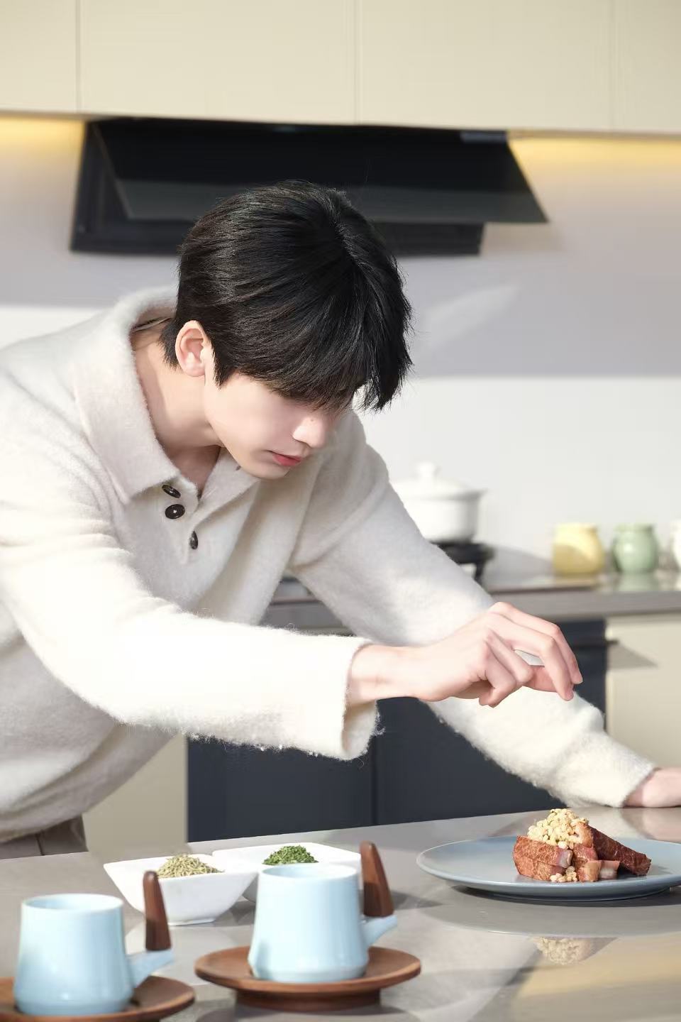 张凌赫温暖相伴张凌赫春意跃然温暖相伴，春意跃然