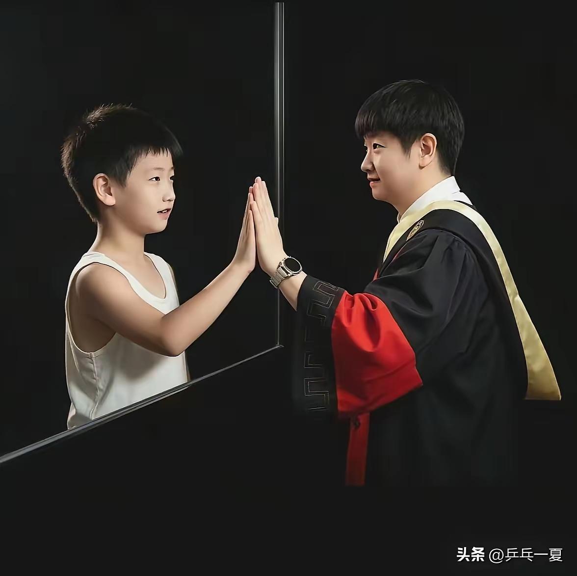 时光唤不回
爱心❤️恒久远
从小到大
纵有千山万水
你都在我心❤️里边
从未走远