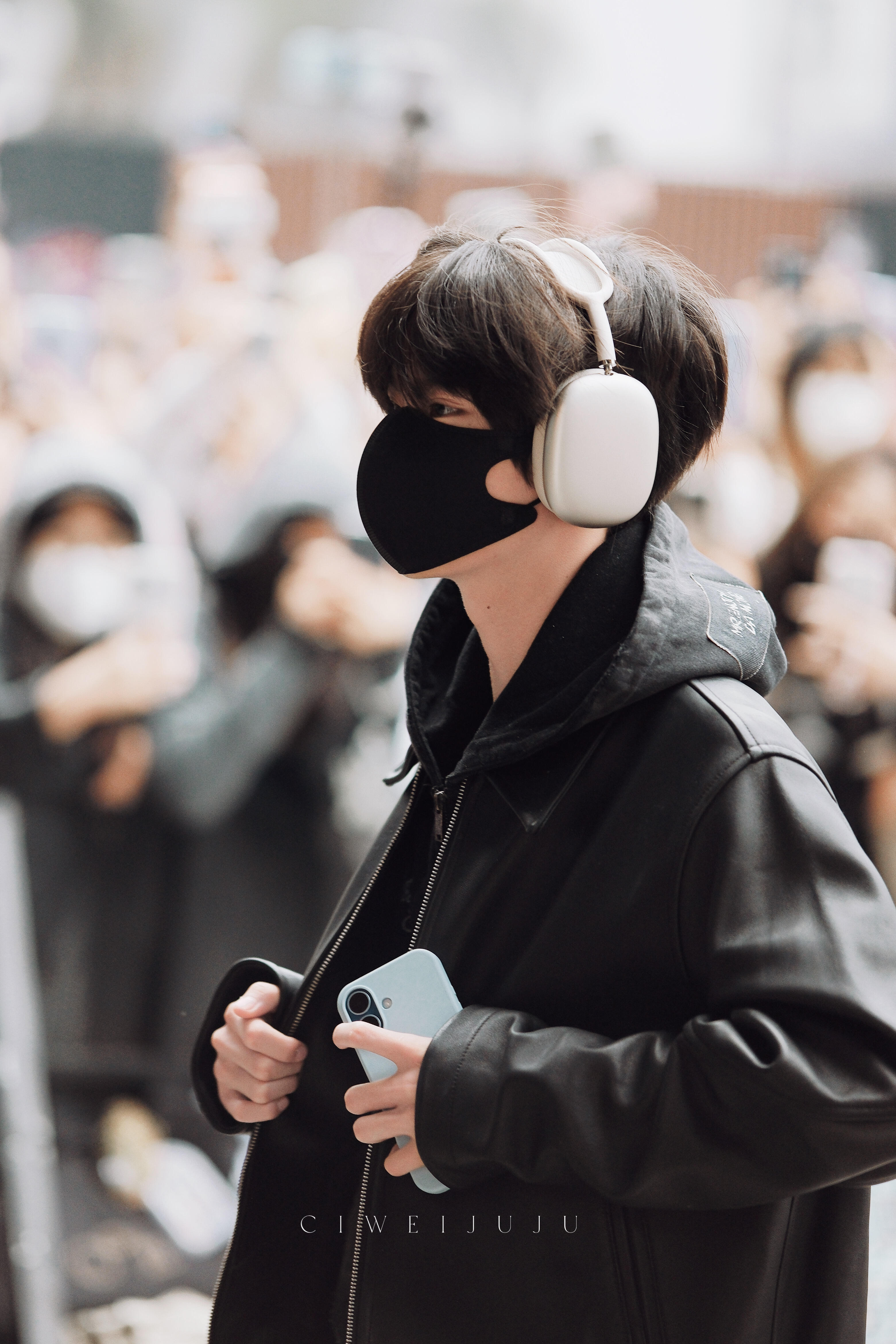 李煜东黑皮衣少年感 李煜东今天上班帅是一种感觉穿搭男神持续发力中！存档13岁最后