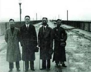 1937年11月16日钱塘江大桥开通的前一天，一位戴着墨镜、穿黑色大衣的神秘人突