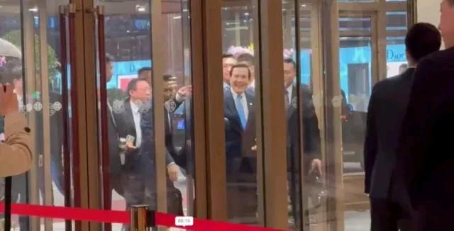 #马英九访陆获高规格礼遇体现了什么# 【人民大会堂会见后，当晚的活动是啥呢？】据