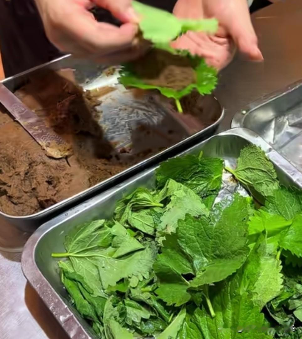 芙蓉藿香饺，被收录进《中国大百科全书》的南通特色小吃，用南通本地藿香叶作饺皮，桂