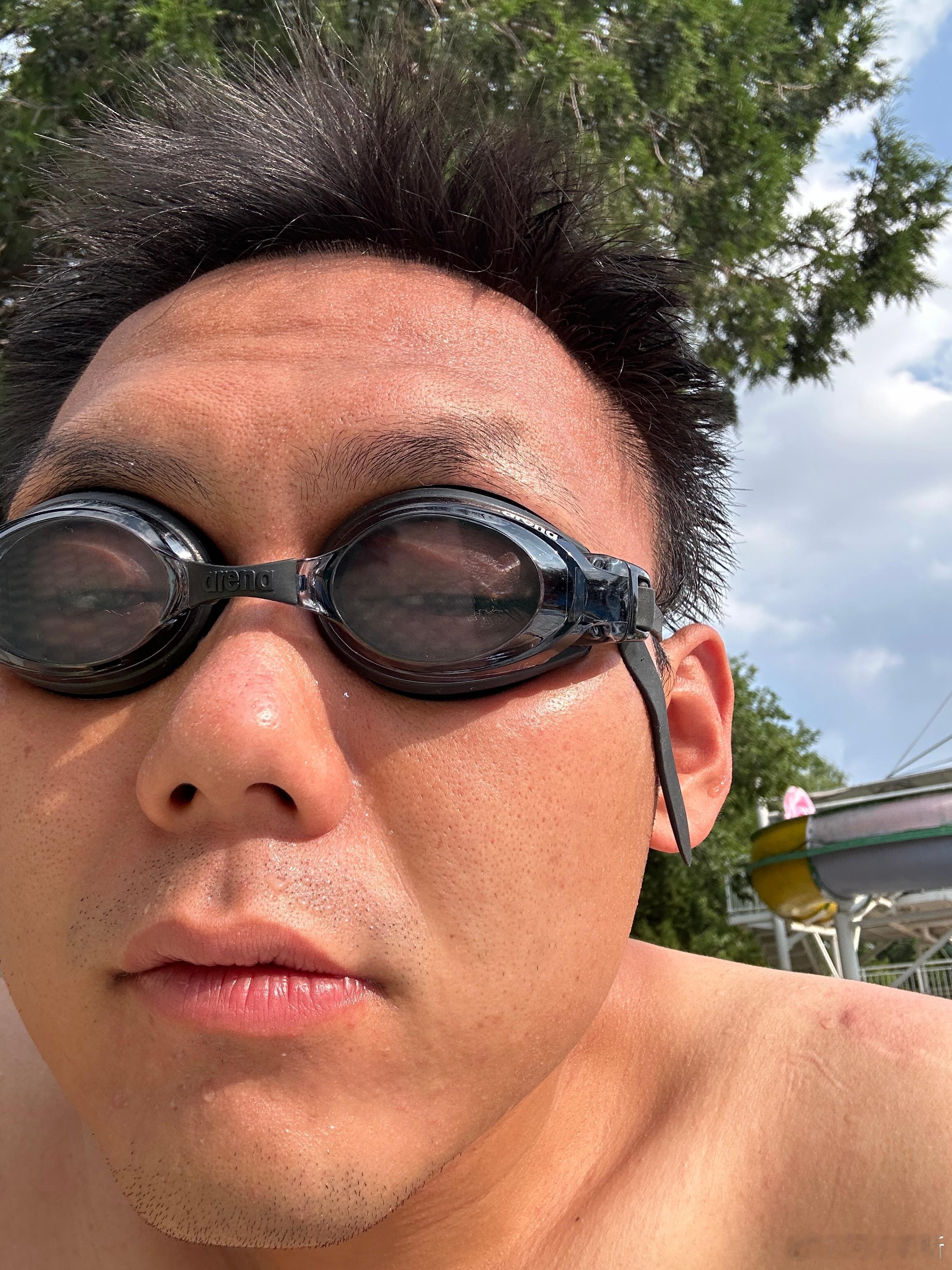 这周中小忙没游上泳今天跟我兄弟来北京小南法一顿爆游🏊！！！这地还挺惬意都不像北