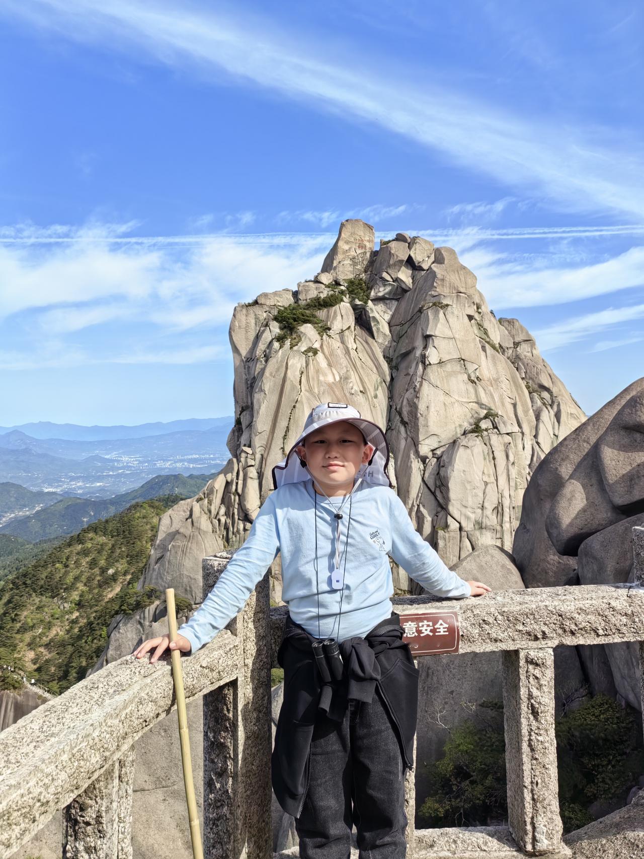 游览安徽天柱山风景区（五）
到天柱山风景区看什么？答：看大石头。
天柱山的大石头