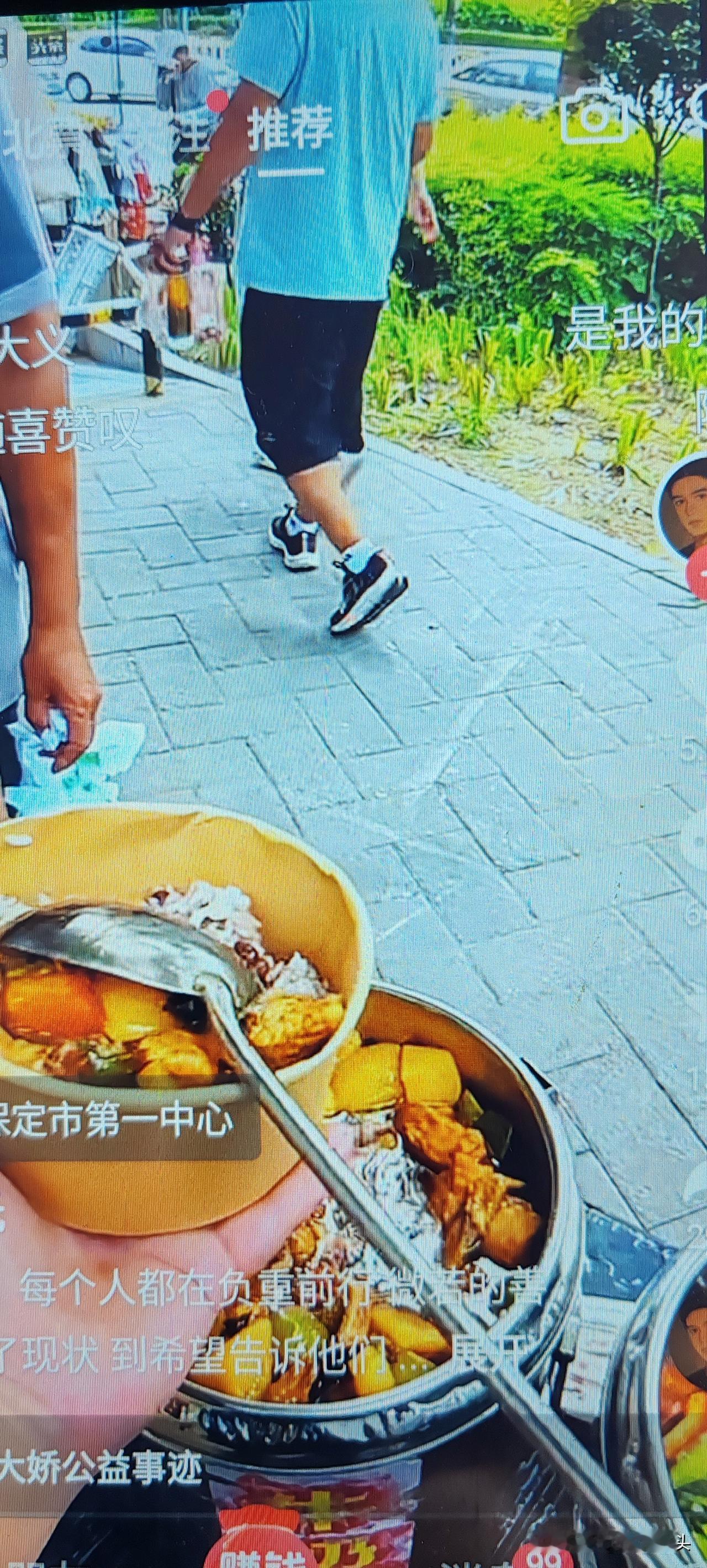 什么叫慈善？
什么叫救助？
什么是深得民心？
这才是真正得民心的善人，
民众感恩