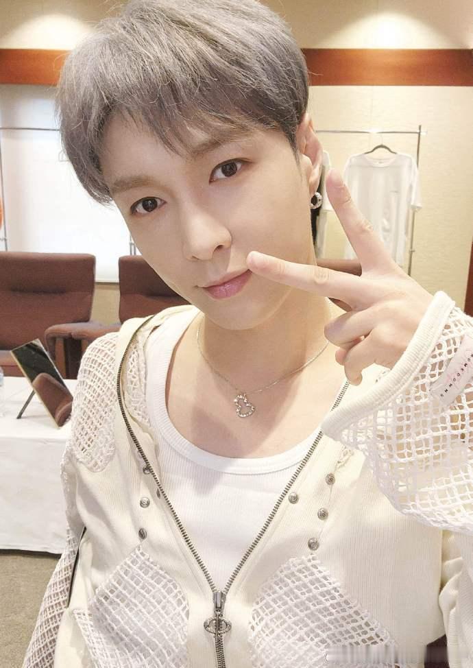 #张艺兴美式前刺自拍# 张艺兴的帅气在这张美式前刺自拍中展现得淋漓尽致，仿佛是从