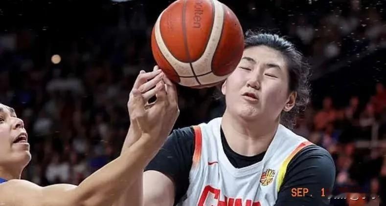 韩旭实话实说！中国女篮输给法国女篮后，韩旭在采访时谈到张子宇时表示：张子宇在世界