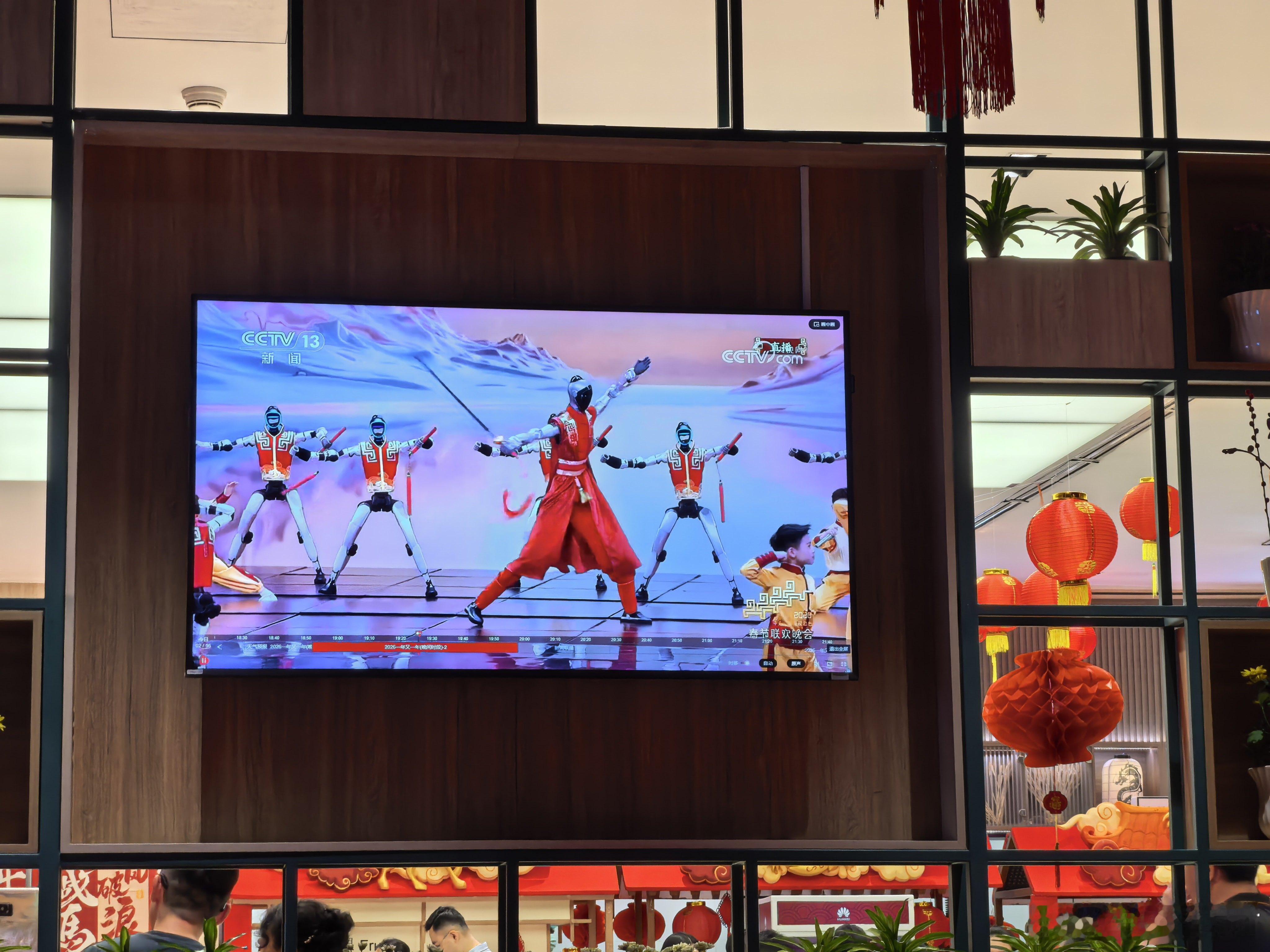 去年转手绢都费劲，今年机器人都可以“打人”了。翻跟斗这块，秒杀人类