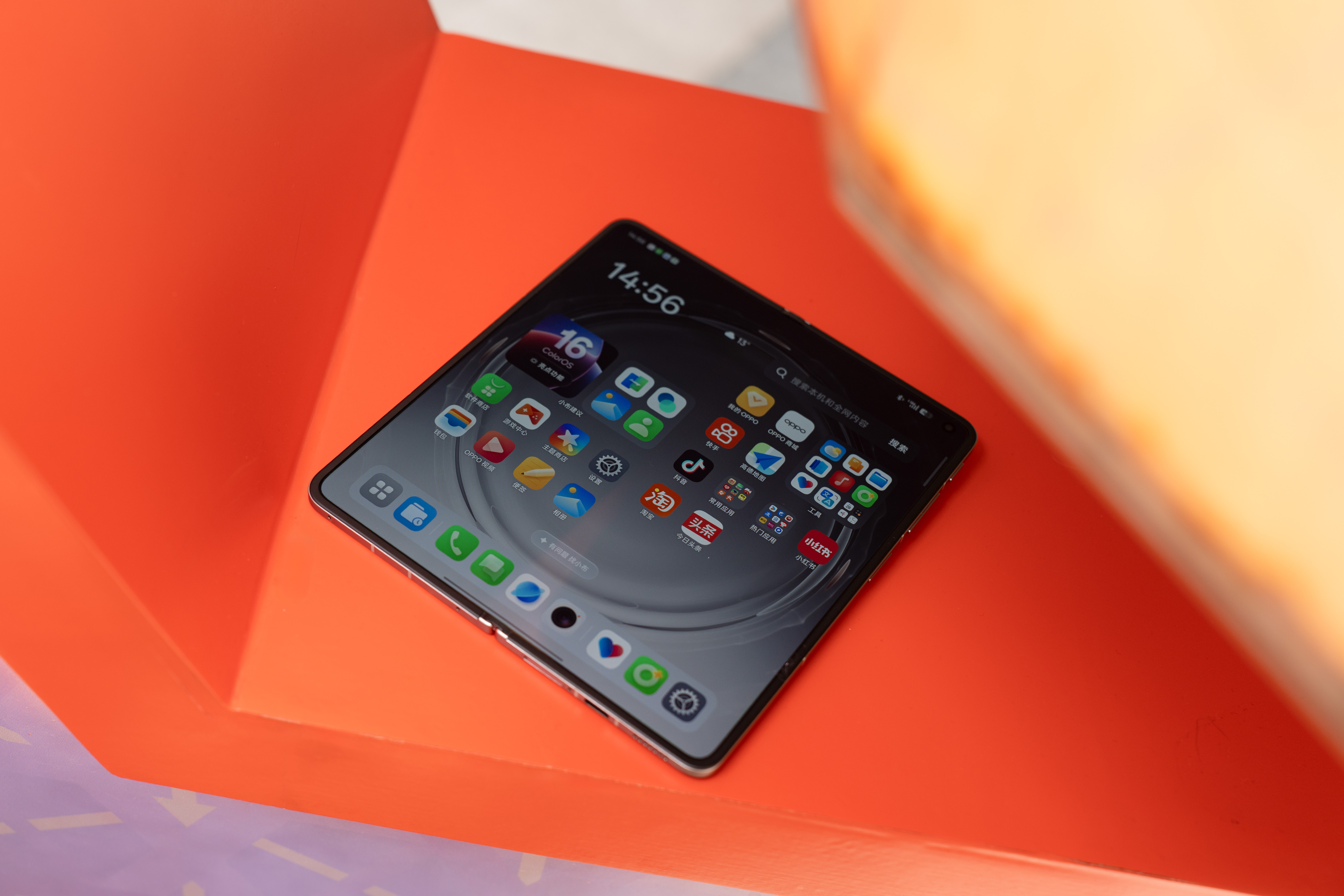 讲真的，OPPO Find N6有点东西，确实没摸过这么浅的折痕，如果不是柔性玻