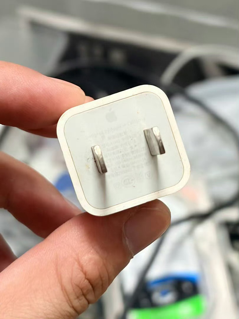 有没有小伙伴还有这个苹果的旧款充电头，平时用来给些小家电充充电挺不错的[不愧是你