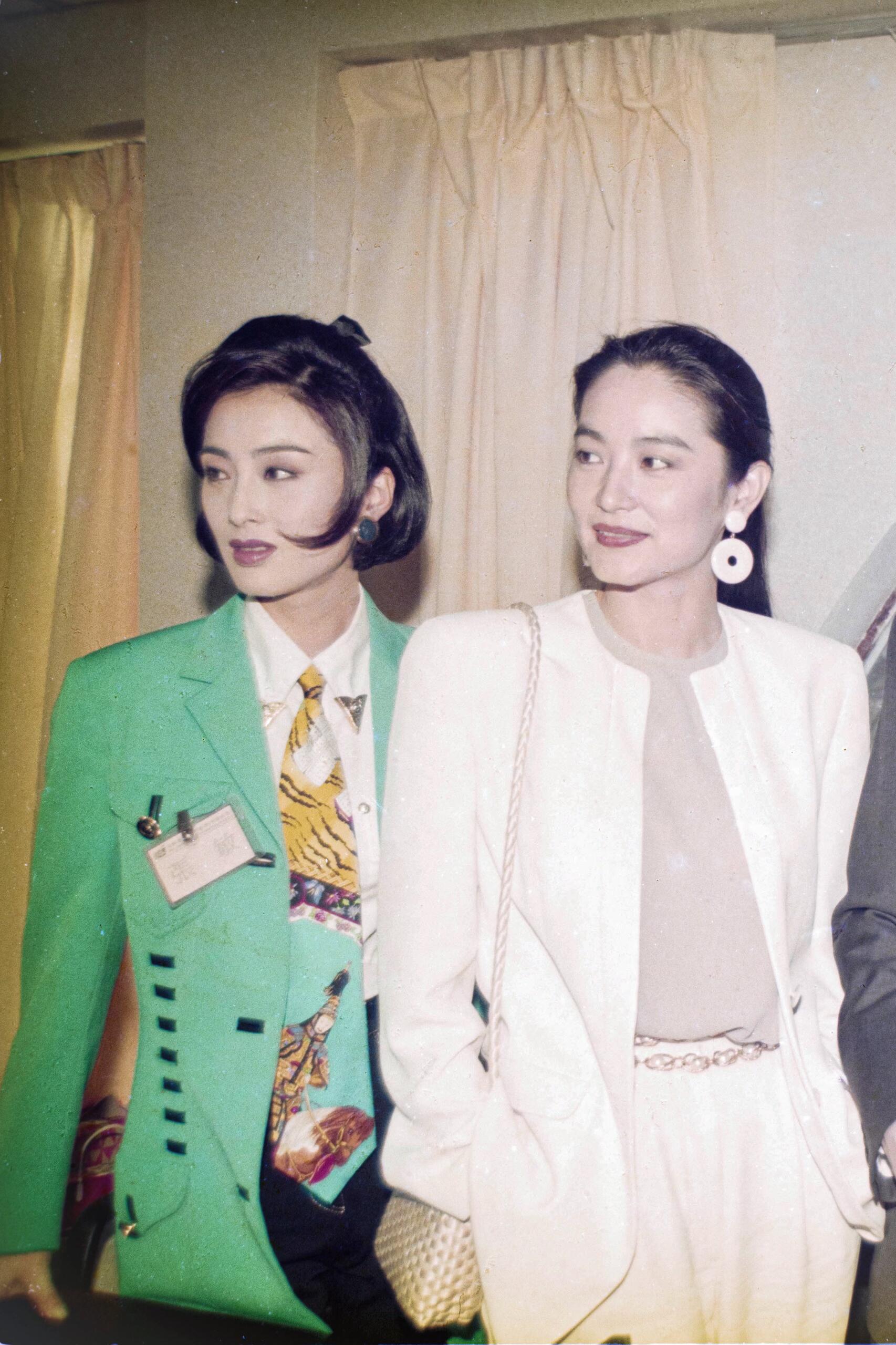 张敏和林青霞｜为什么拍胶片从左至右为：张敏 林青霞 向华胜 向华强张和林的气质真