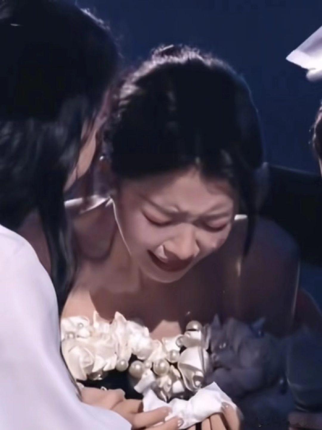 者来家族暖心安慰者来姨 身为队长压力太大，孙怡一公落败淘汰队友时当场流泪，直播提