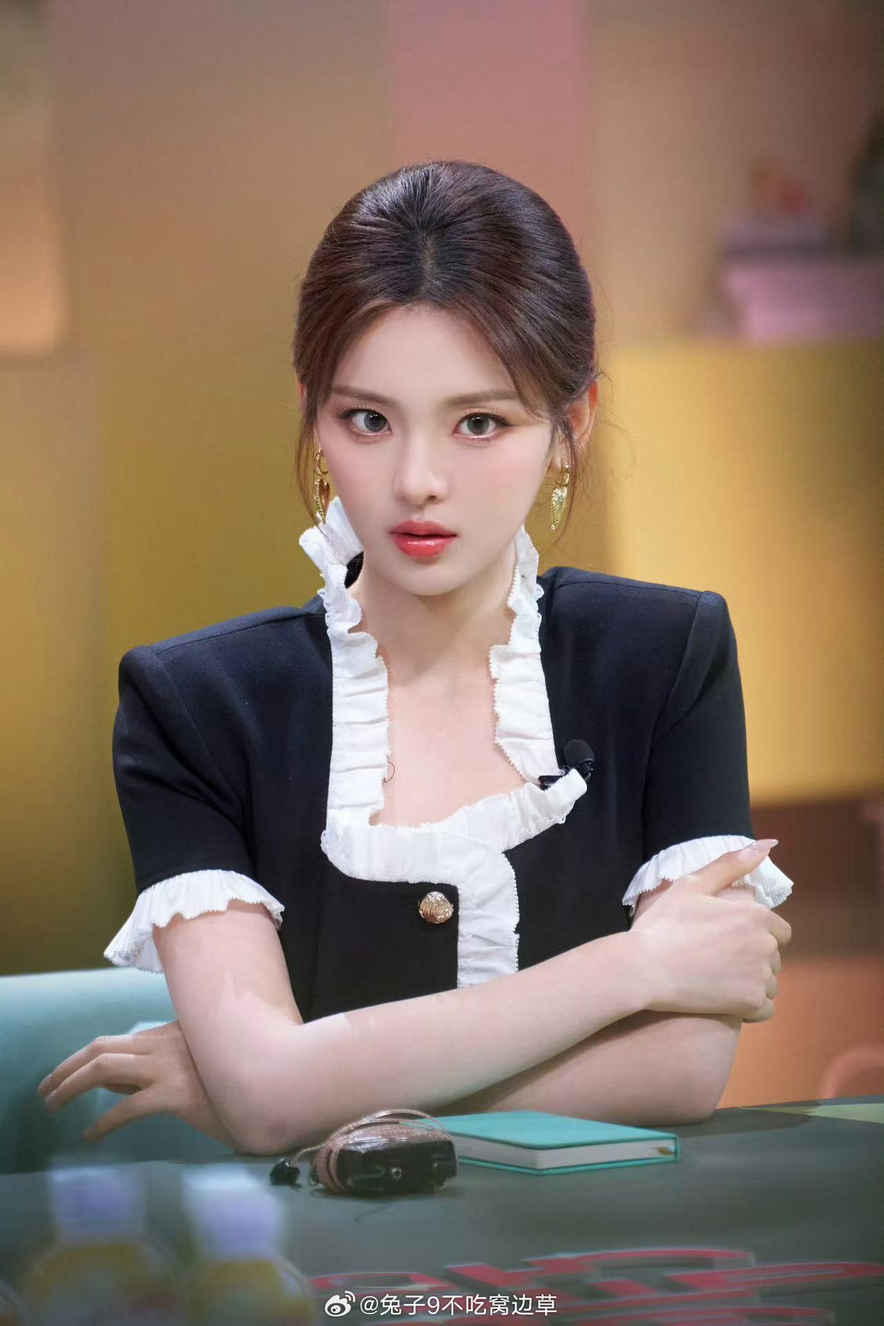 杨超越扑面而来的香味杨超越心动的信号是让我心动对吧 杨超越今天这身造型很适合她，