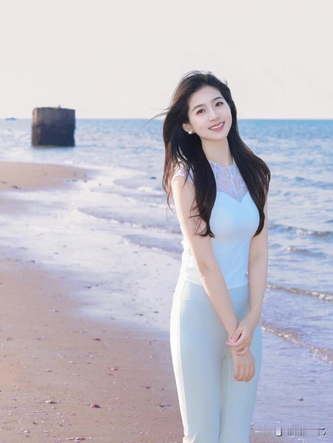 海边7个神级pose一摆，腰是腰、腿是腿，氛围感直接拉满，先码后拍！[比心][比