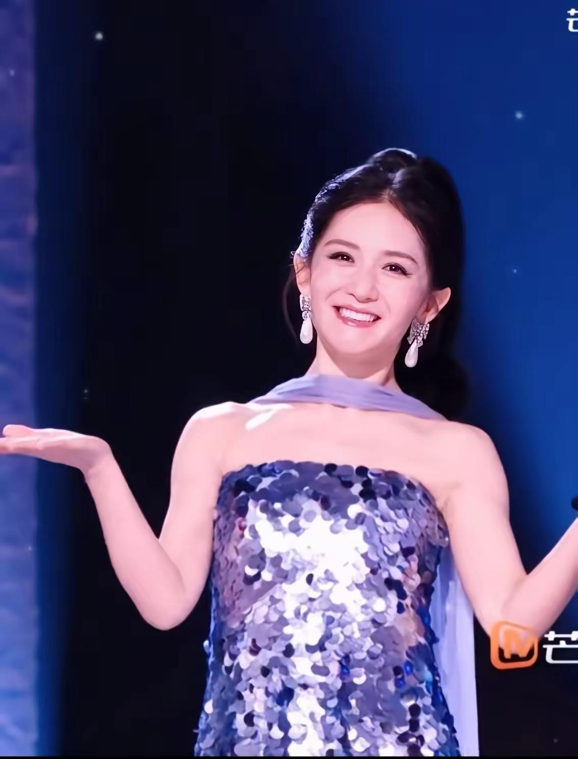 谢娜越骂越红，越骂越火。很多人对谢娜的“愤恨”让谢娜迎来了事业第二春了。

  