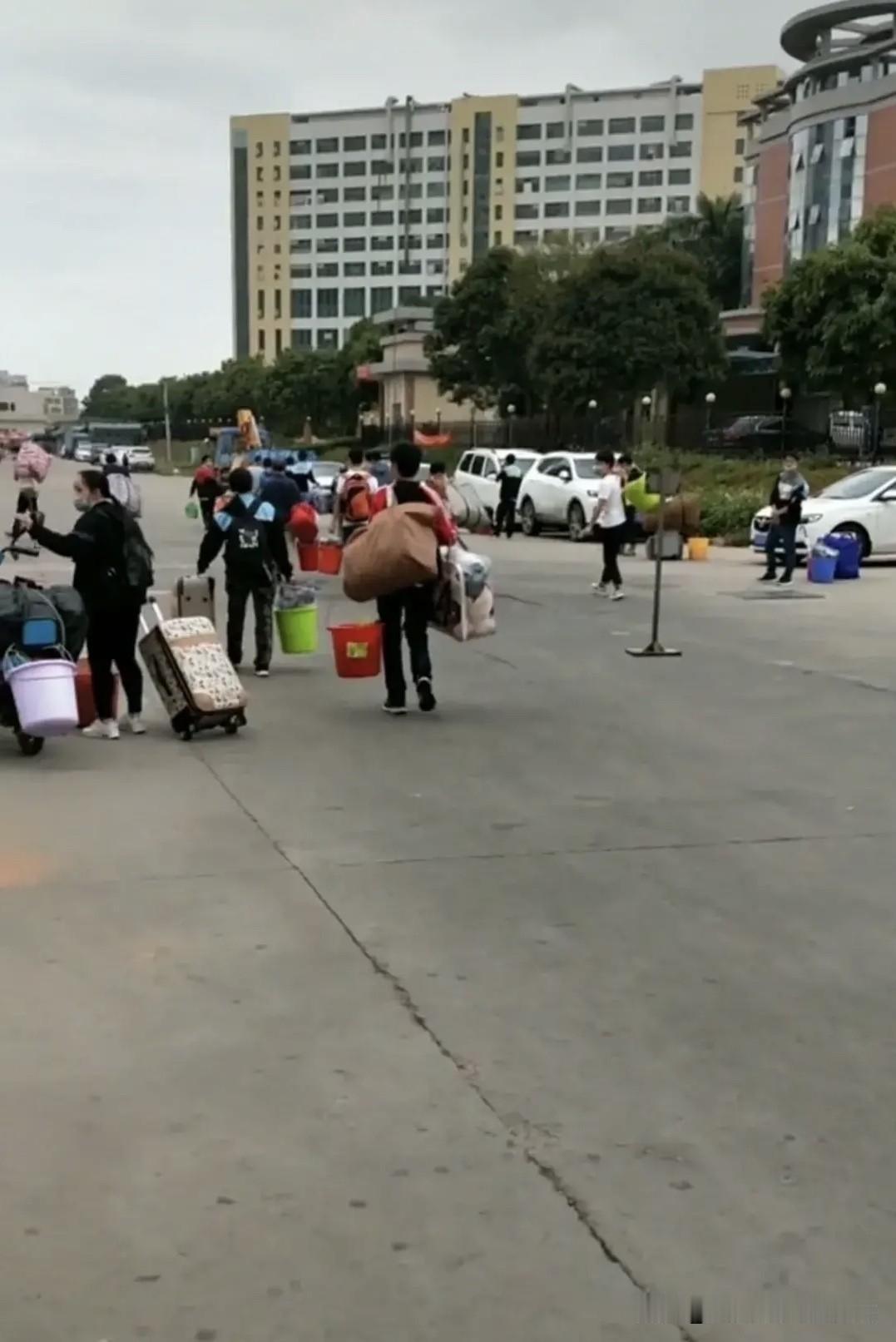 工厂违反劳动法，打工人不可能不知道。打工人也不可能一点也不懂劳动法。打工人之所以