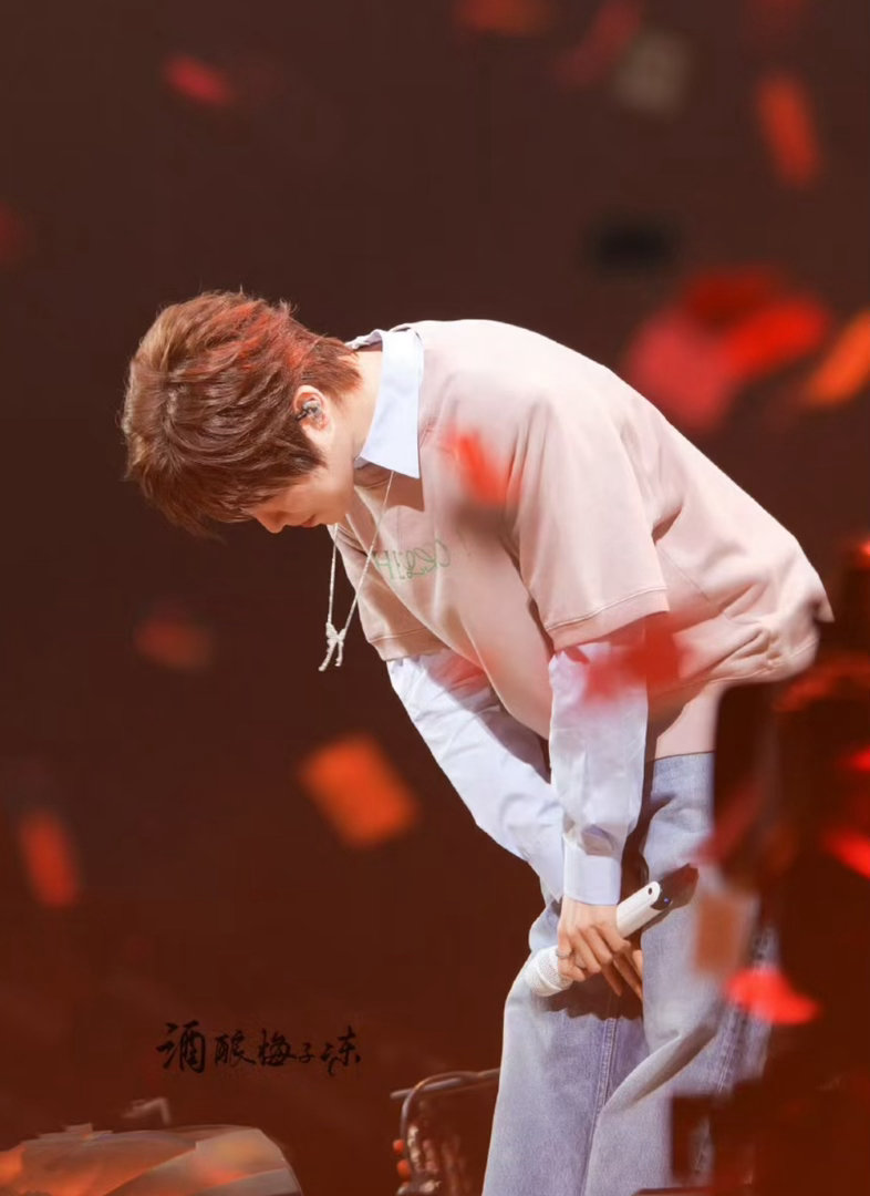 第一次这么想在劳动节上学徐良五一连唱5天 头皮好痒，感觉要长斜刘海了。徐良一开口