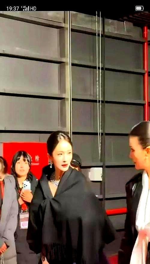 张艺谋玩流量明星这套，早就玩透了。
你以为他需要杨幂演戏？
他要的是宣发时那15