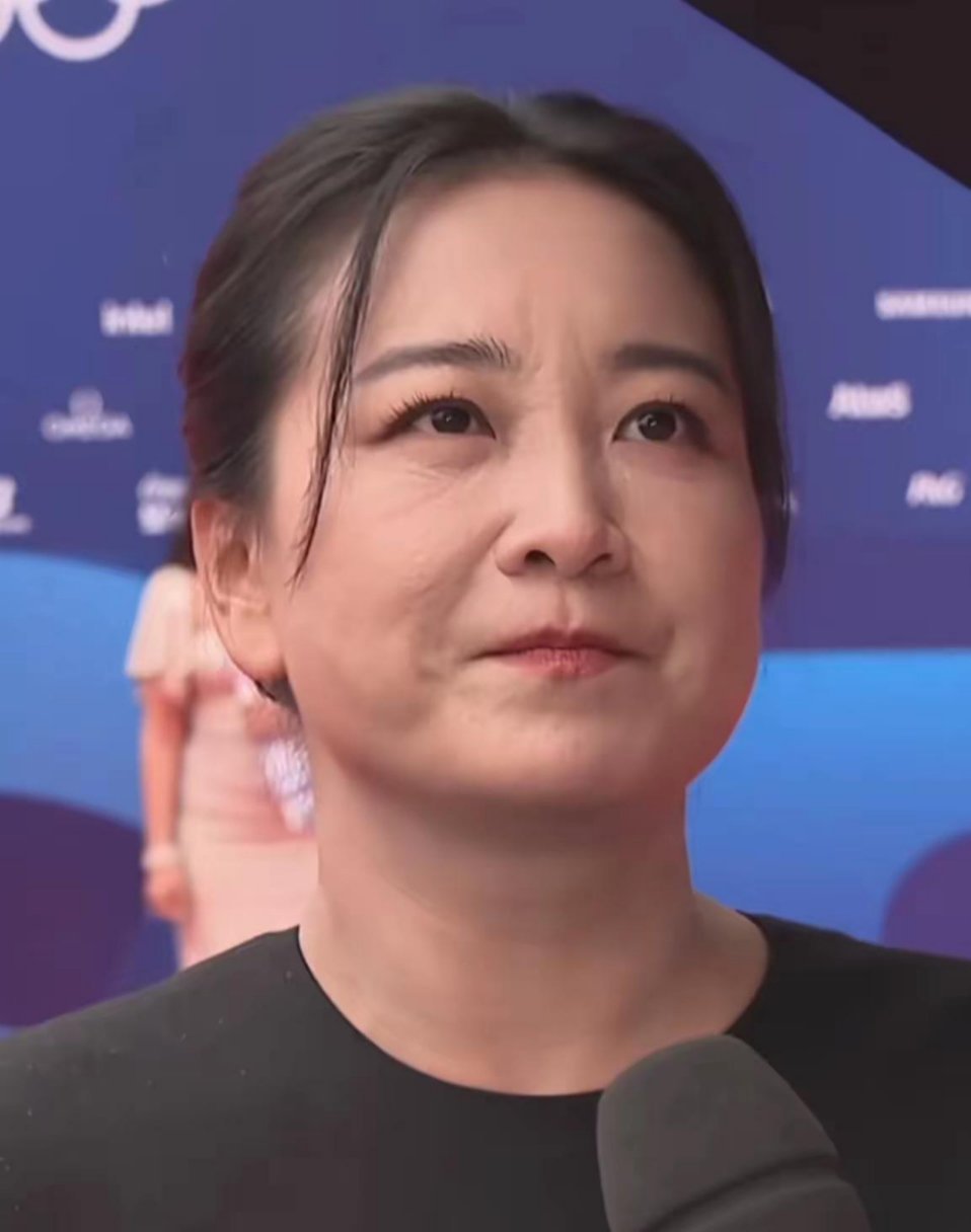 看见法国奥运会开幕式采访的贾玲，花了200多万减的肥变成了这样？我还是喜欢原来胖
