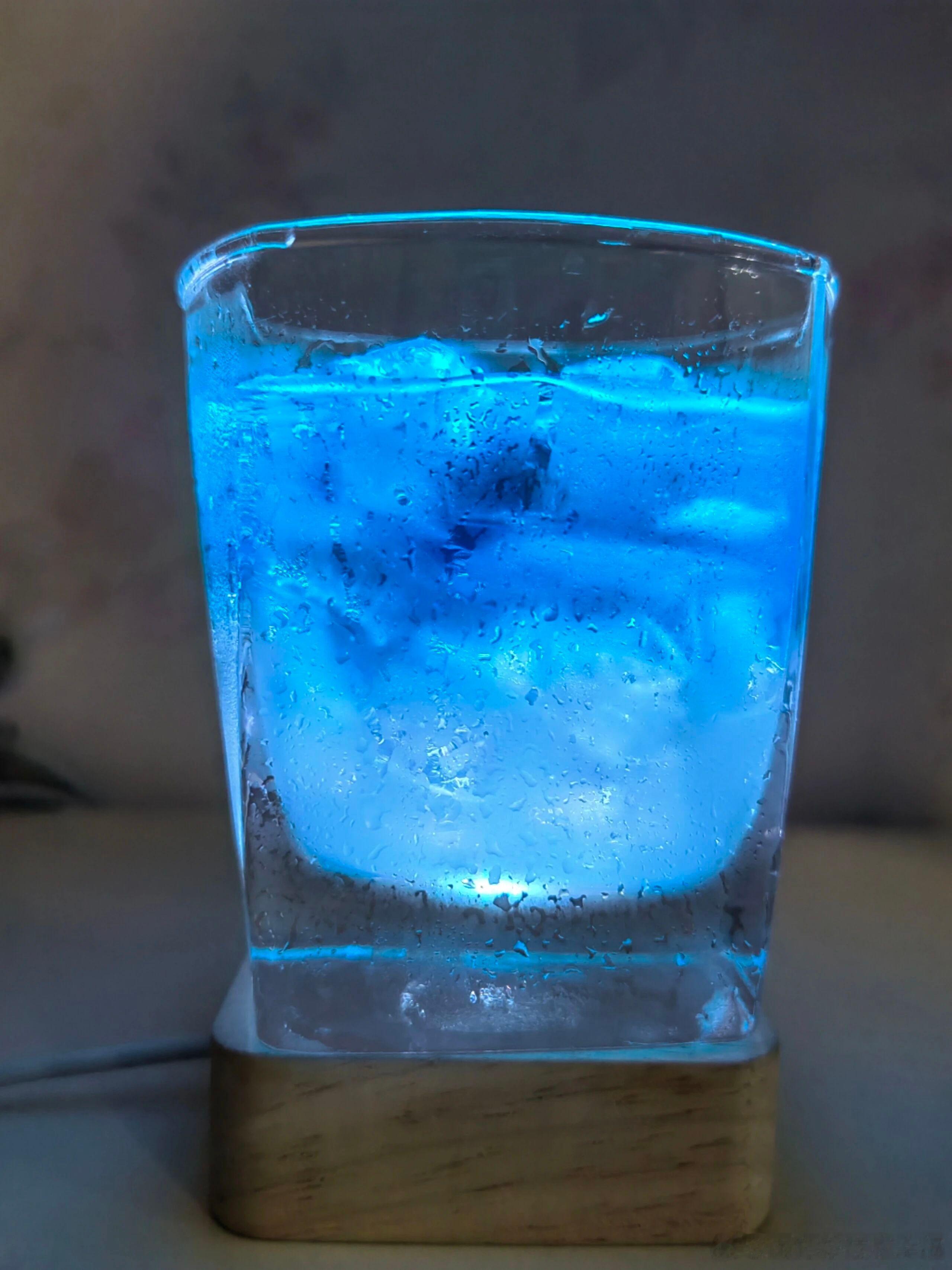 生活手记一杯烈酒入喉，荡开胸中万千块垒。世间多少悲欢离合，都交付于杯盏之间。举杯