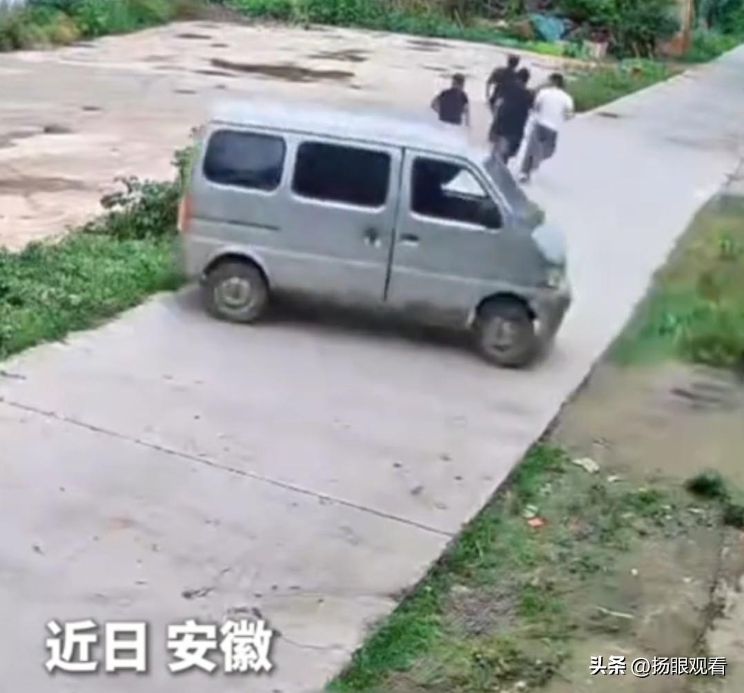 安徽阜阳有一车辆发生故障失控，车辆翻车还冒起白烟，路人先是一起跑，后连同小狗齐刷