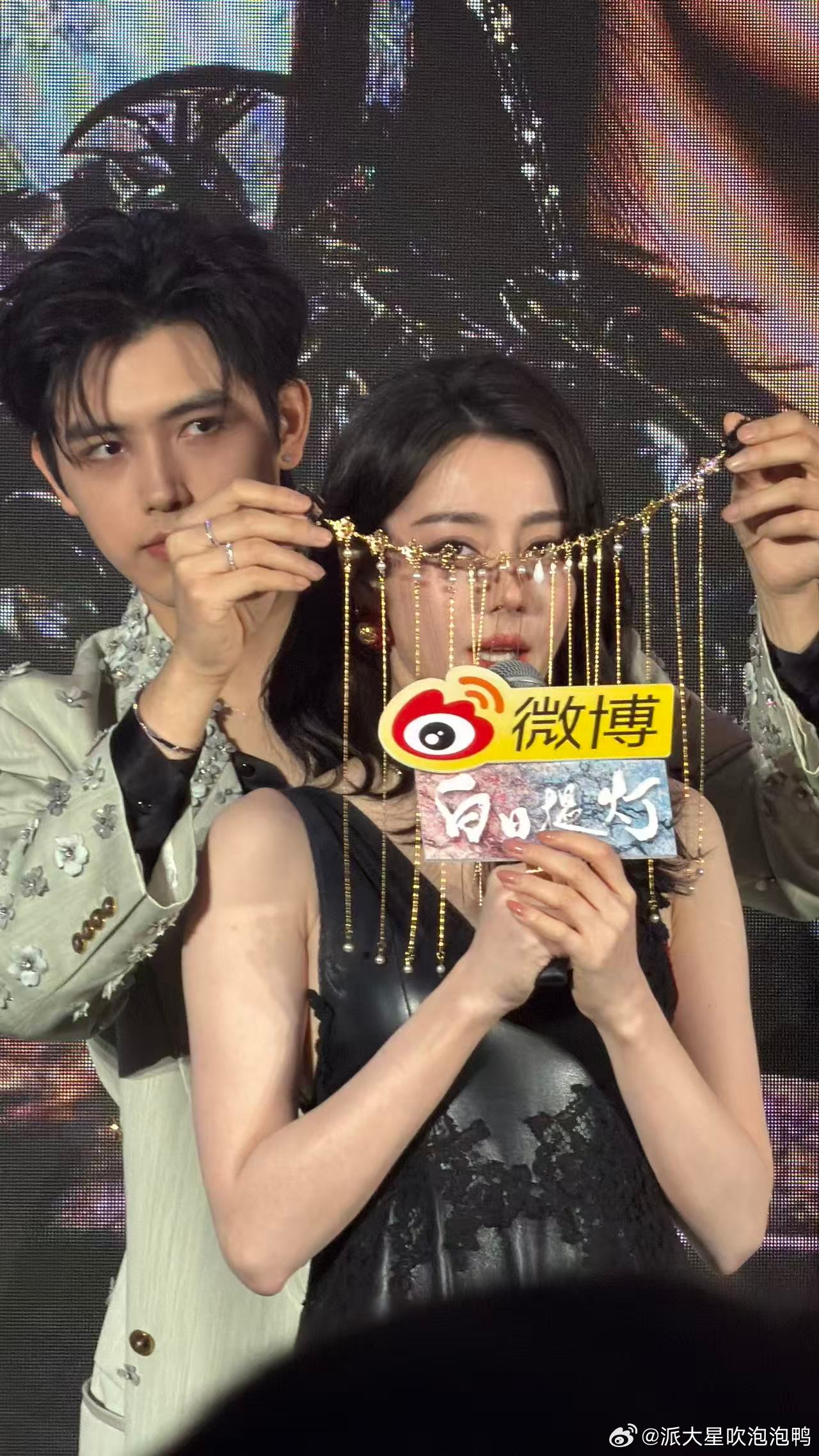 陈飞宇帮迪丽热巴戴脸链 陈飞宇帮迪丽热巴戴脸链的这一幕，让我回忆起了自己青春里那