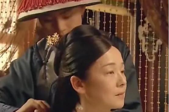 慈禧每次洗澡后，只留李莲英1人伺候。而房间里不时传出喊痛，一位小宫女偷掀帘子，这